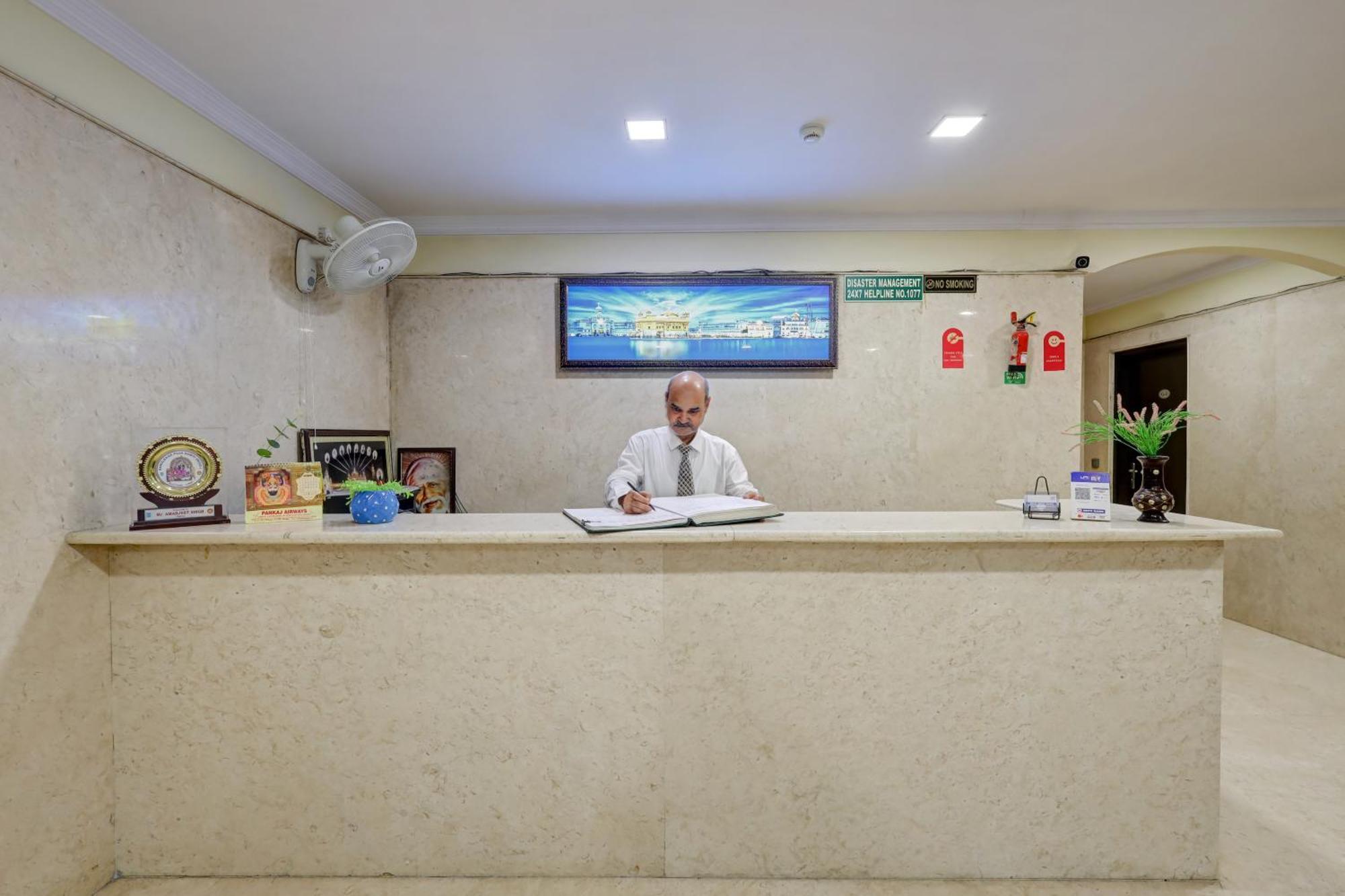 Hotel Singh Palace Делхи Екстериор снимка