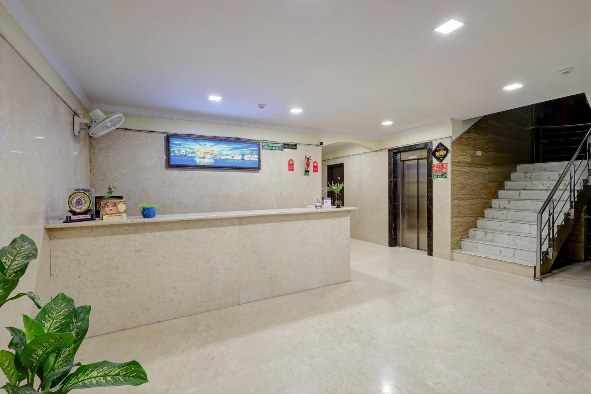 Hotel Singh Palace Делхи Екстериор снимка