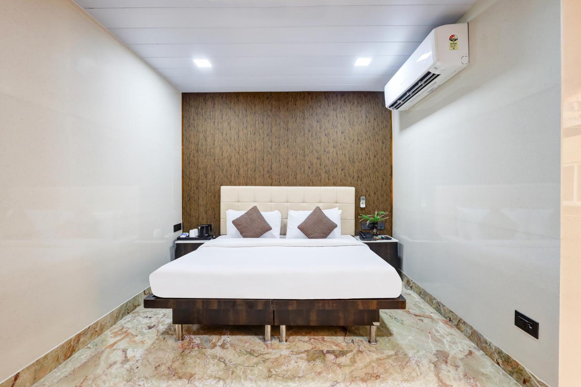 Hotel Singh Palace Делхи Екстериор снимка