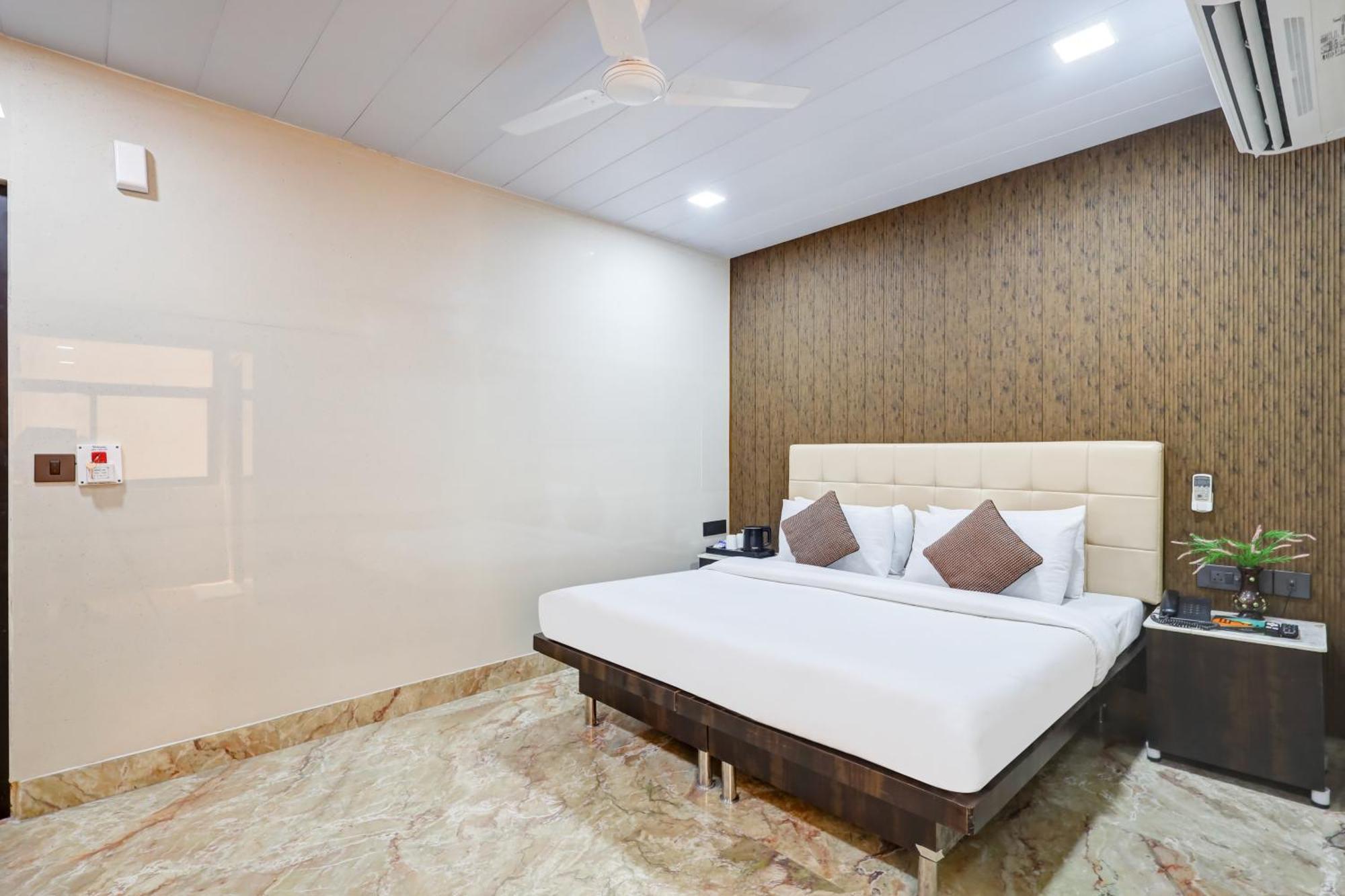 Hotel Singh Palace Делхи Екстериор снимка