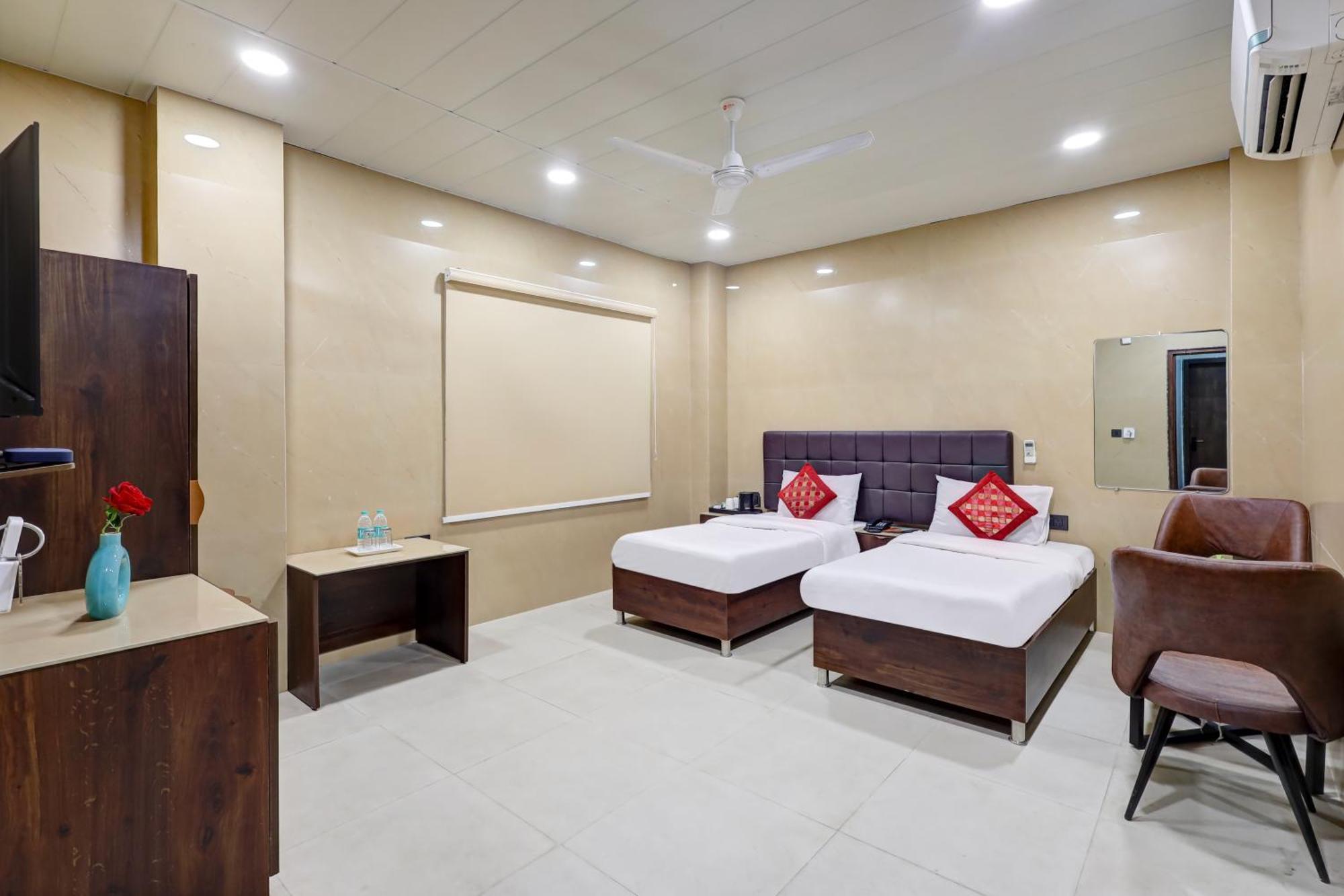 Hotel Singh Palace Делхи Екстериор снимка
