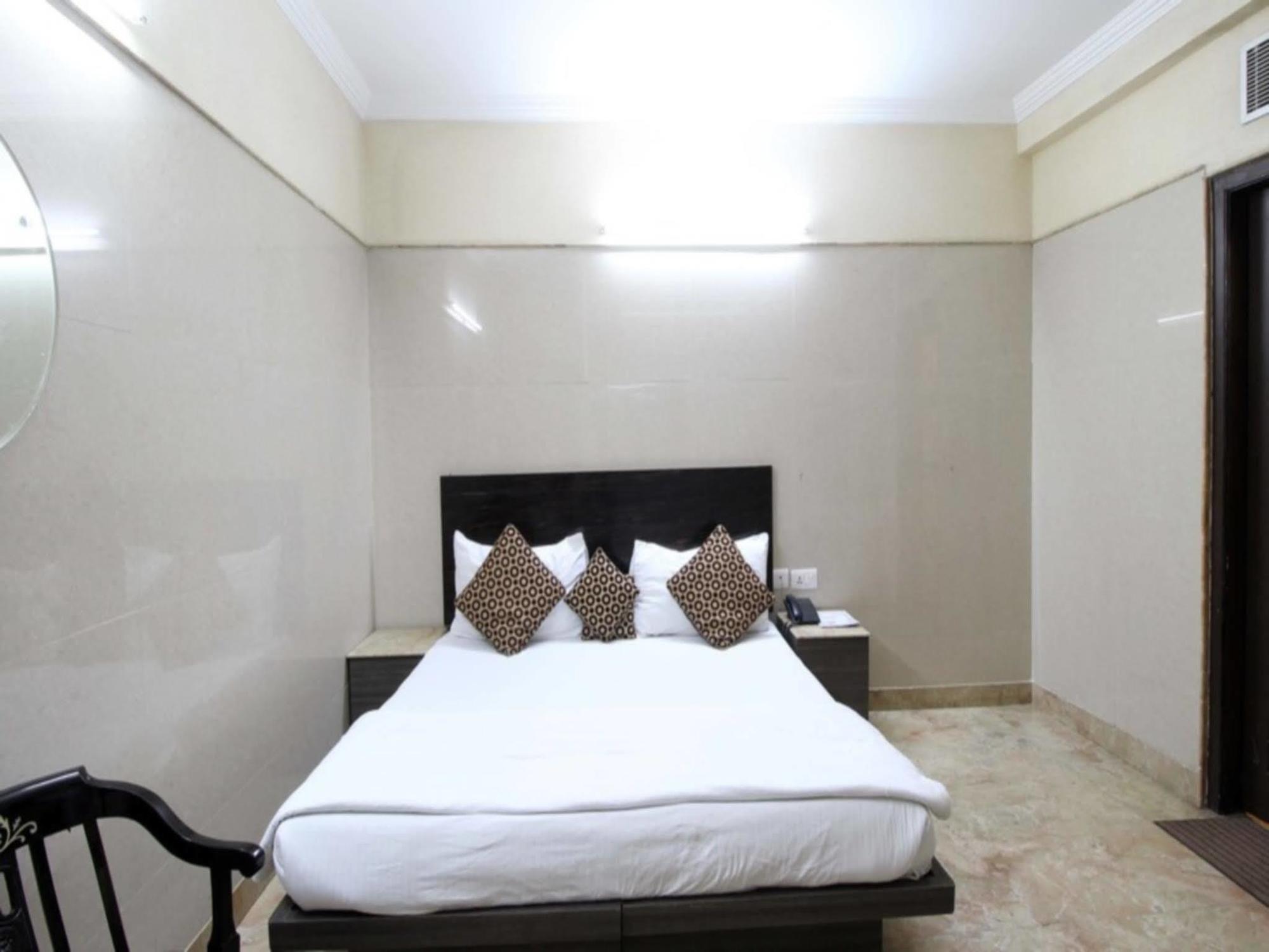 Hotel Singh Palace Делхи Екстериор снимка